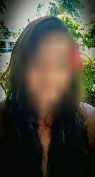 Amira, 40