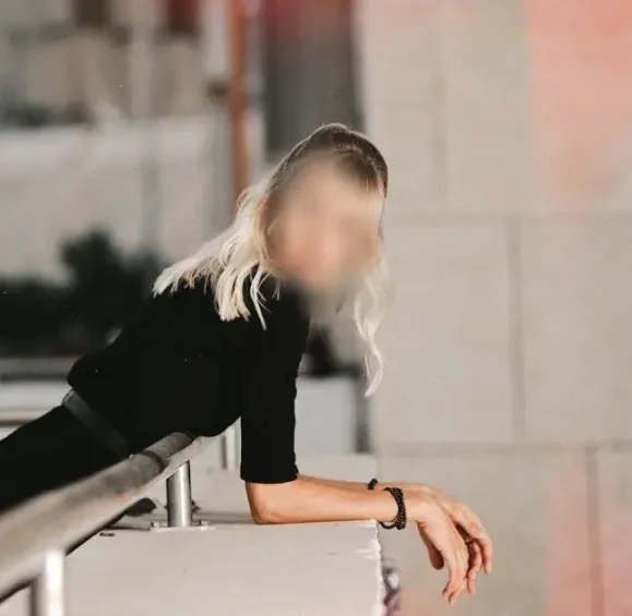 Ellen, 40